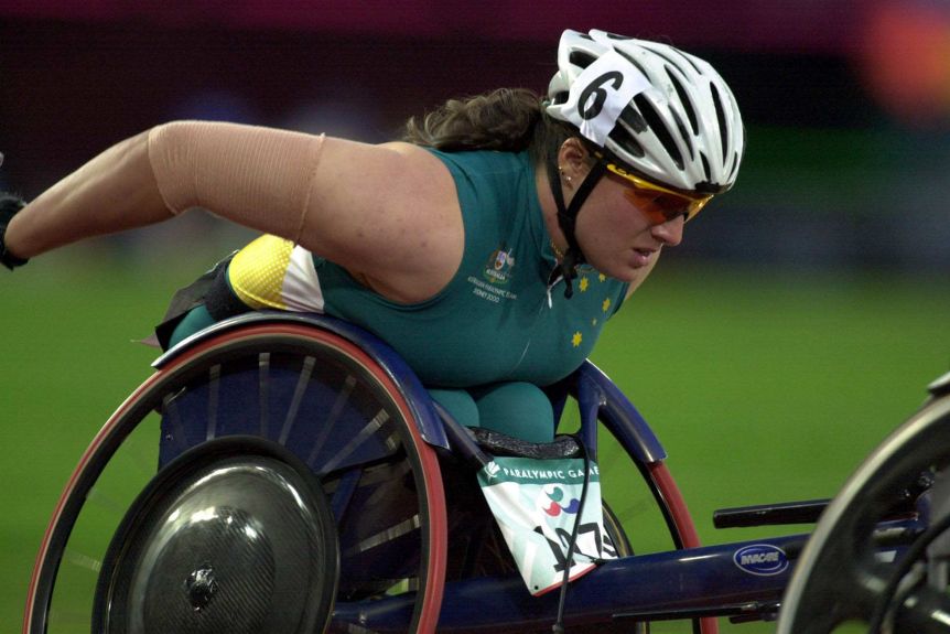 Louise Sauvage in a wheelchair race in the 2000 Paralympic Games.